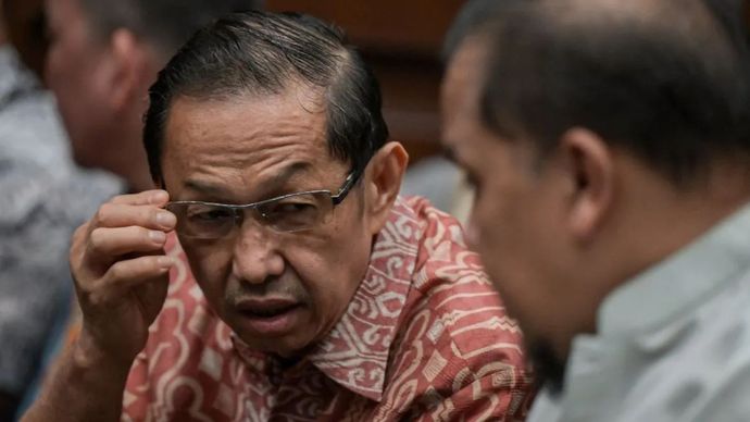 Pemilik smelter timah swasta CV Venus Inti Perkasa, Tamron alias Aon (kanan) berbincang dengan General Manager Operational CV Venus Inti Perkasa Achmad Albani (kiri) sebelum menjalani sidang putusan kasus korupsi pengelolaan tata niaga komoditas tima