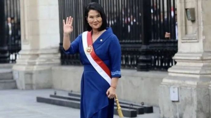 Presiden Peru Keiko Fujimori melambaikan tangan saat tiba di Istana Pemerintah usai upacara pelantikan presiden resminya pada 28 Juli 2026 di Lima, Peru. 