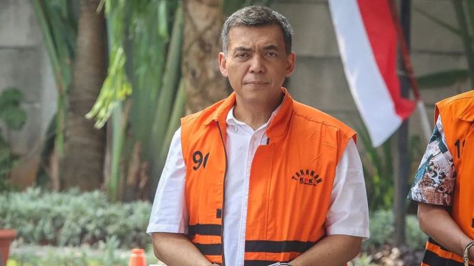 Tersangka kasus dugaan korupsi pengurusan izin tinggal warga negara asing (WNA), Silmy Karim berjalan untuk menjalani pemeriksaan di Gedung Merah Putih KPK, Jakarta, Kamis (27/8/2026). KPK melakukan pemeriksaan lanjutan terhadap mantan Wakil Menteri Imigrasi dan Pemasyarakatan (Imipas) tersebut sebagai tersangka dalam kasus dugaan korupsi pengurusan izin tinggal WNA di Indonesia. ANTARA FOTO/Reno Esnir/sth/wsj. 