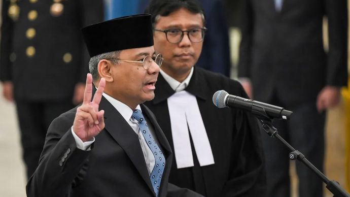 Suahasil Nazara (kiri) mengucapkan sumpah jabatan saat dilantik sebagai Menteri Keuangan di Istana Negara, Jakarta, Senin (14/9/2026). Presiden Prabowo melantik Suahasil Nazara menjadi Menteri Keuangan Kabinet Merah Putih sisa masa jabatan 2024-2029 menggantikan Purbaya Yudhi Sadewa.