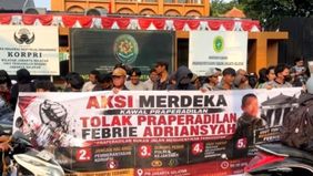 Puluhan mahasiswa menggelar aksi unjuk rasa secara tertib di depan Pengadilan Negeri Jakarta Selatan (PN Jaksel) pada Kamis (27/8/2026) sore. Aksi ini berlangsung menjelang pembacaan putusan permohonan praperadilan mantan Jaksa Agung Muda Tindak Pida