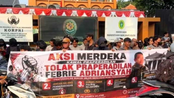 Puluhan mahasiswa unjuk rasa di depan gedung Pengadilan Negeri Jakarta Selatan menjelang putusan mantan Jaksa Agung Muda Tindak Pidana Khusus (Jampidsus) Febrie Adriansyah agar praperadilan perkara penyitaan dan penggeledahan kediaman terdakwa ditolak, Jakarta, Kamis (27/8/2026).