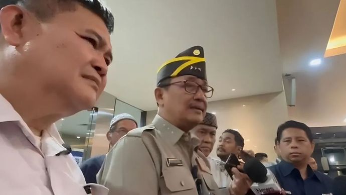 Mantan Wakapolri Komjen Pol. (Purn) Oegroseno (tengah) menjawab pertanyaan awak media usai dimintai klarifikasi oleh Kortastipidkor Polri di Gedung Bareskrim Polri, Jakarta, Kamis (30/7/2026).