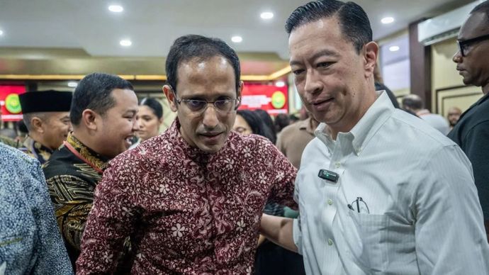 Terdakwa kasus dugaan korupsi pengadaan Chromebook dalam program digitalisasi pendidikan di Kemendikbudristek Nadiem Anwar Makarim (kiri) mendapat dukungan dari mantan Menteri Perdagangan Thomas Trikasih Lembong (kanan) usai sidang putusan banding di Pengadilan Tinggi DKI Jakarta, Jakarta, Kamis (24/9/2026). Majelis Hakim Pengadilan Tinggi DKI Jakarta tetap menjatuhkan vonis kepada Menteri Kemendikbudristek periode 2019-2024 Nadiem Anwar Makarim dengan hukuman sembilan tahun penjara dan denda sebesar Rp548,76 miliar subsider enam tahun penjara