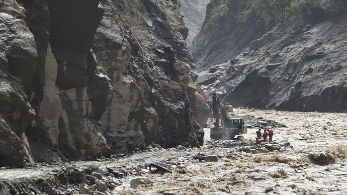 Tim SAR melakukan operasi pencarian dan penyelamatan di lokasi yang dilanda tanah longsor di Kabupaten Gyirong, Daerah Otonom Xizang, China barat daya, Minggu (30/8/2026).
