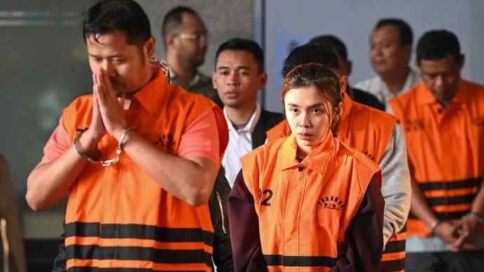 Kasubdit Pengelolaan Bantuan dan Kedaruratan BNPB sekaligus pejabat pembuat komitmen Gabriel Purwaka Sigit (kiri), Bima Setiawan (kanan) pihak swasta yang merupakan adik Kepala BNPB Letjen TNI Suharyanto, dan pihak swasta Syifa Nrika Ghifarian (kedua