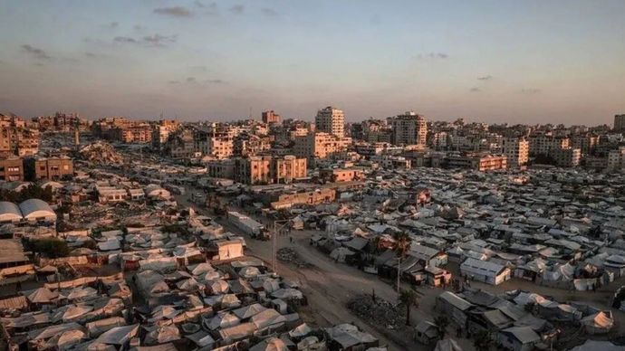 Warga Palestina hidup dalam kondisi memprihatinkan di tenda-tenda darurat di sepanjang pesisir Kota Gaza, berjuang untuk bertahan hidup di tengah serangan Israel yang terus berlangsung di Gaza, Palestina, pada 7 Agustus 2026. Keluarga-keluarga pengungsi yang berlindung di dekat pantai menghadapi tantangan kemanusiaan yang berat akibat kondisi tempat tinggal sementara tersebut.
