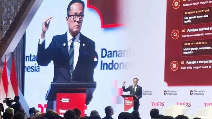 Chief Operating Officer (COO) Danantara Indonesia sekaligus Kepala Badan Pengaturan BUMN (BP BUMN) Dony Oskaria menyampaikan paparan dalam sesi C-Suite Danantara Technology Innovation Investment Forum (DTIIF) 2026 di Jakarta, Senin (26/10/2026)