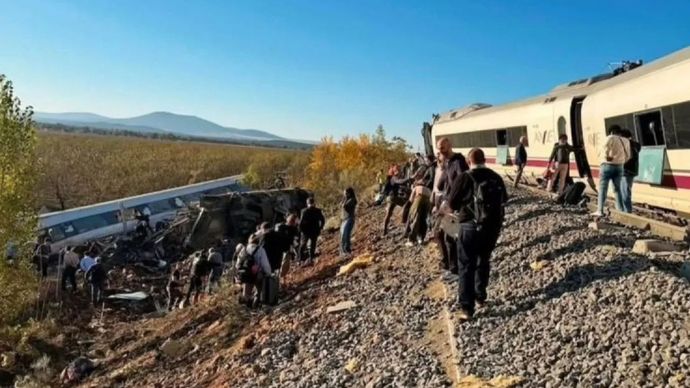 Dua kereta berkecepatan tinggi bertabrakan di Spanyol bagian tengah, yang menewaskan puluhan orang dan melukai banyak lainnya di Toledo, Spanyol, Rabu (28/10/2026)