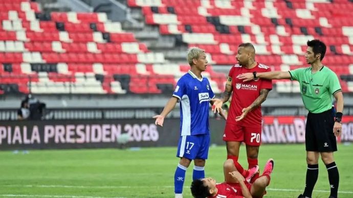 Arsip - Wasit Yudai Yamamoto (kanan) menenangkan pesepak bola Persija Jakarta Gustavo Almeida (tengah) yang berdebat dengan pesepak bola Persib Bandung Gakuto Notsuda (kiri) usai menjatuhkan Witan Sulaiman (bawah) pada semifinal Piala Presiden 2026 di Stadion Kapten I Wayan Dipta, Gianyar, Bali, Selasa (4/8/2026). Persib Bandung lolos ke final usai mengalahkan Persija Jakarta dengan skor 2-1.