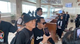 Tiba di DPR, Aktivis Pati Supriyono Botok Ikuti Rapat Paripurna