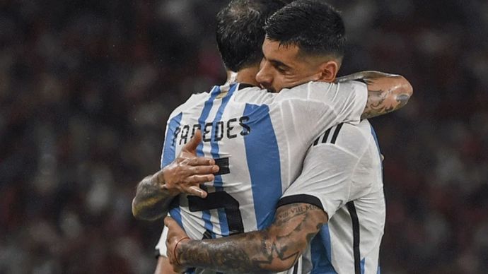 Pesepak bola Timnas Argentina Cristian Gabriel Romero (kanan) berpelukan dengan rekannya Leandro Daniel Paredes usai mencetak gol ke gawang Timnas Indonesia saat pertandingan FIFA Matchday di Stadion Utama Gelora Bung Karno, Jakarta, Senin (19/6/2023)