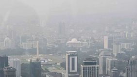 Kualitas udara di Jakarta pada Selasa pagi merosot tajam hingga menempati posisi kelima sebagai kota dengan tingkat polusi udara terburuk di dunia.