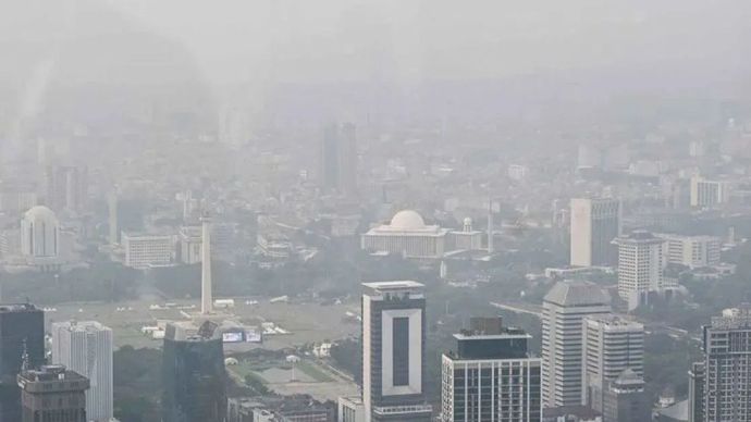 Ilustrasi - Suasana lanskap kota yang diselimuti polusi udara di Jakarta. Kualitas udara Jakarta pada Selasa (6/10/2026) pagi berdasarkan data situs pemantau kualitas udara IQAir pada pukul 05.00 WIB tidak sehat bagi kelompok sensitif, dengan Indeks kualitas udara (AQI) di angka 165, sehingga menjadikannya kota dengan kualitas udara terburuk kelima di dunia. 