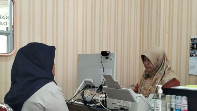 Petugas Kantor Kementerian Haji Bangka sedang menerima pendaftaran calon jamaah haji, di Sungailiat.