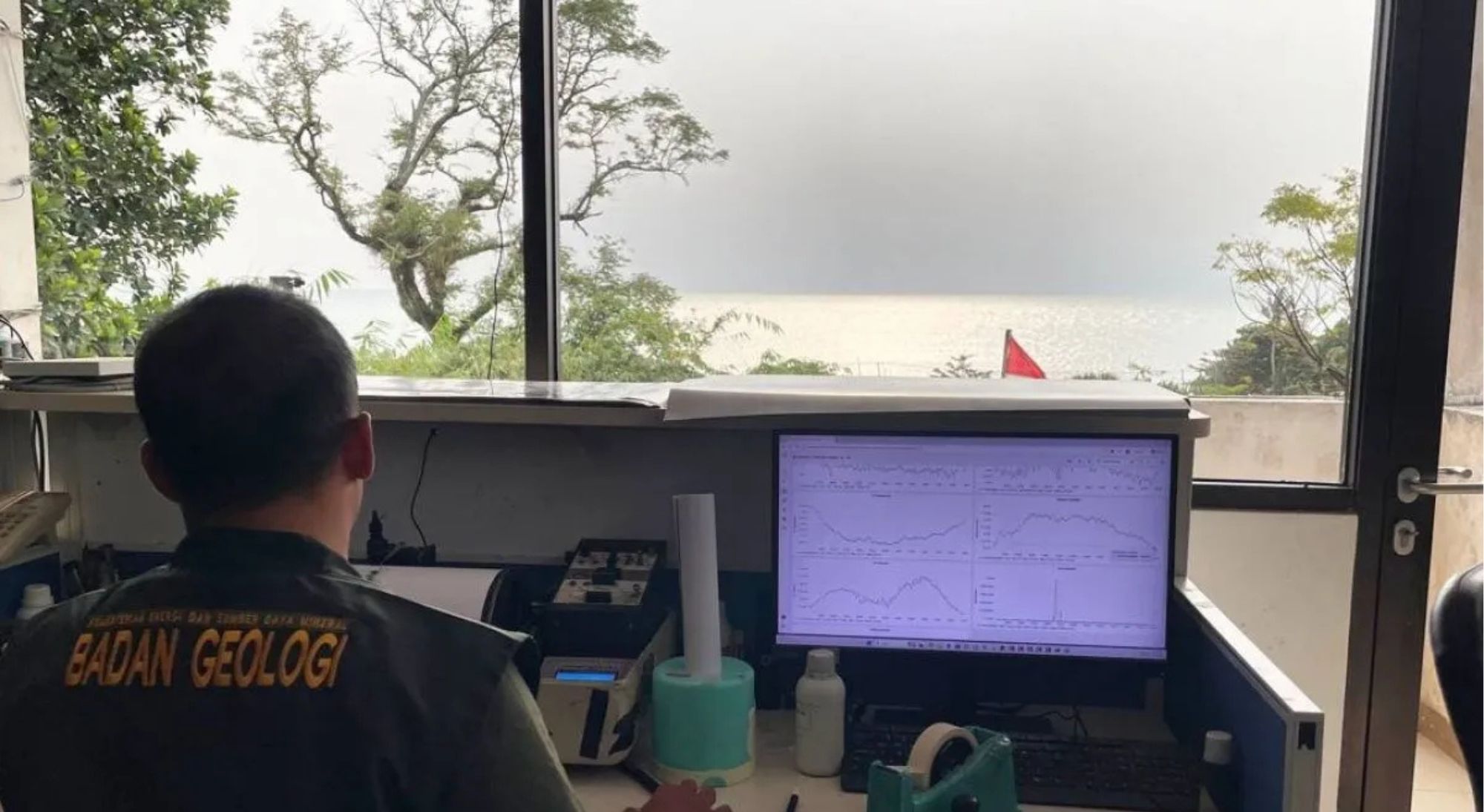 Petugas memantau aktivitas Gunung Anak Krakatau di Kabupaten Serang, Banten, Sabtu. <b>(Antara)</b>
