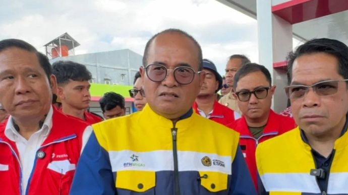 Kepala BPH Migas Wahyudi Anas (tengah), Direktur Jenderal Minyak dan Gas Bumi Kementerian ESDM Laode Sulaeman (kanan), Direktur Pemasaran Korporat Pertamina Patra Niaga Alimuddin Baso (kanan) di Muna Barat, Jumat (4/9/2026). 