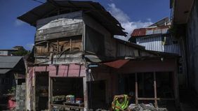 Badan Pusat Statistik (BPS) meluruskan simpang siur perbedaan mencolok antara angka garis kemiskinan Indonesia versi Bank Dunia dengan data resmi BPS. Deputi Bidang Statistik Sosial BPS M Nashrul Wajdi menegaskan bahwa kalkulasi Bank Dunia tidak meng