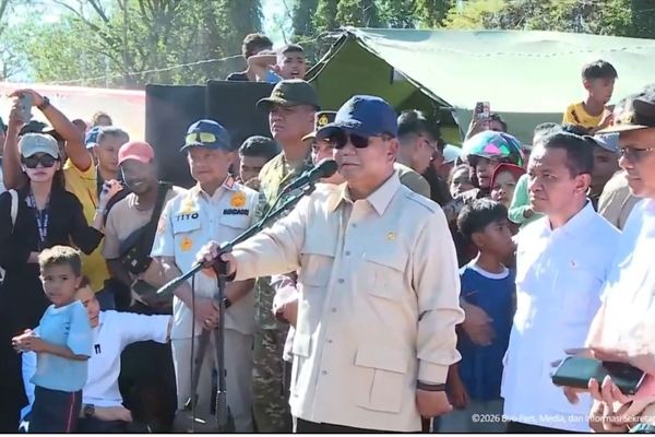 Presiden Prabowo Subianto saat meninjau langsung kondisi pengungsi dan menyampaikan komitmen pemerintah untuk membantu percepatan pemulihan bencana di Nagekeo, NTT, Rabu (26/8/2026).
