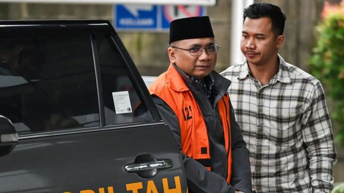 Tersangka kasus dugaan korupsi kuota haji dan penyelenggaraan ibadah haji Yaqut Cholil Qoumas (kiri) tiba di Gedung Merah Putih KPK, Jakarta, Selasa (24/3/2026). Mantan Menteri Agama periode 2020-2024 Yaqut Cholil Qoumas kembali menjalani penahanan di rumah tahanan (rutan) usai berstatus tahanan rumah dari (19/3/2026) atas permohonan keluarga