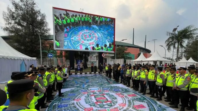 Petugas kepolisian melaksanakan apel pengamanan Piala AFF di Stadion Pakansari, Cibinong, Kabupaten Bogor, Jawa Barat, Senin (3/8/2026). 