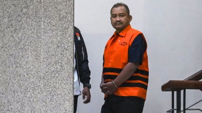 Bupati Pemalang Anom Widiyantoro (kanan) berjalan keluar gedung usai menjalani pemeriksaan di Gedung Merah Putih KPK, Jakarta, Kamis (30/7/2026). KPK menahan empat orang tersangka yakni Bupati Pemalang Anom Widiyantoro, Lilik Budi Suprianto, Setya Budi Dias Oktavianto dan Mohamad Haris pascaoperasi tangkap tangan (OTT) pada (28/7) serta menyita barang bukti uang tunai sejumlah Rp 2 miliar terkait kasus dugaan korupsi di lingkungan pemerintahan Kabupaten Pemalang.