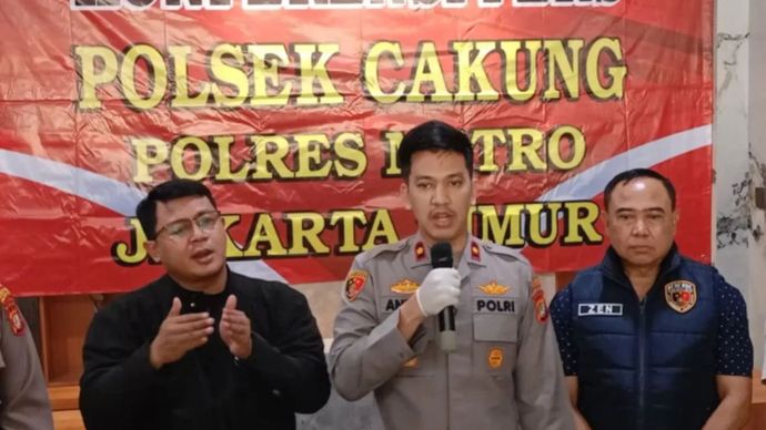 Kapolsek Cakung Kompol Andre Tri Putra (tengah) saat konferensi pers di Mapolsek Cakung, Jakarta Timur, Selasa (4/7/2026)