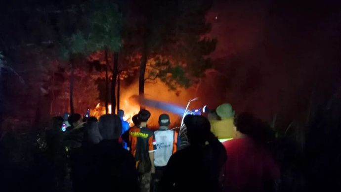 Personel gabungan berupaya memadamkan api di kawasan hutan lindung Gunung Soputan, Kabupaten Minahasa Tenggara, Selasa (4/8/2026).