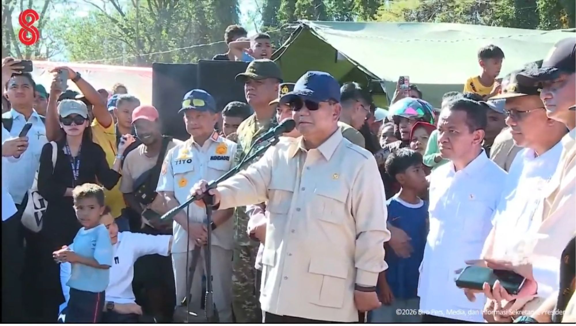 Presiden Prabowo Subianto saat meninjau langsung kondisi pengungsi dan menyampaikan komitmen pemerintah untuk membantu percepatan pemulihan bencana di Nagekeo, NTT, Rabu (26/8/2026).