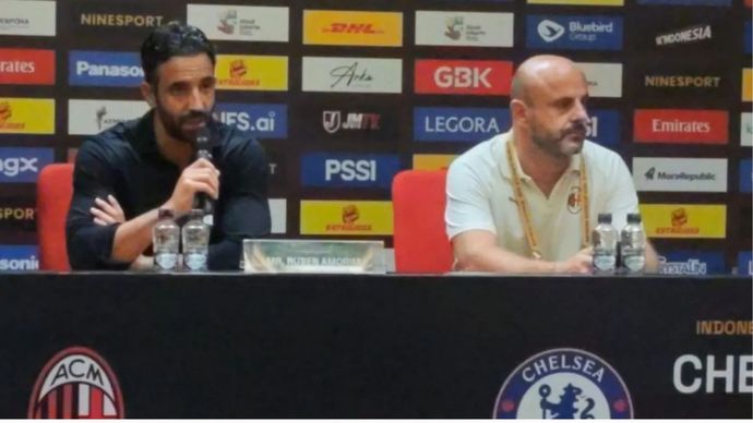 Pelatih AC Milan Ruben Amorim (pertama kiri) memberikan keterangan dalam konferensi pers seusai laga pramusim melawan Chelsea di Stadion Utama Gelora Bung Karno (SUGBK), Senayan, Jakarta, Sabtu (8/8/2026).