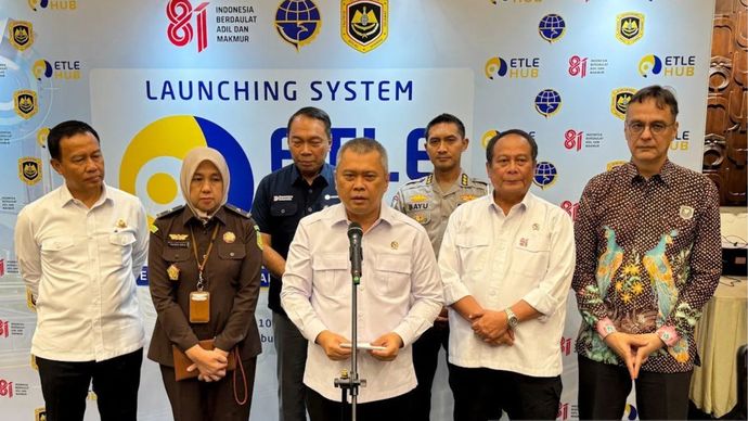 Menteri Perhubungan Dudy Purwagandhi (tengah) dan pejabat lainnya dalam jumpa pers usai peluncuran sistem sistem Electronic Traffic Law Enforcement Hub (ETLE Hub) sebagai sistem modern dan terintegrasi dalam pengawasan dan penegakan hukum kendaraan angkutan barang di Kantor Kementerian Perhubungan (Kemenhub) Jakarta, Senin (10/8/2026). 