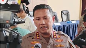 Pihak kepolisian melakukan pengecekan tambahan untuk mencocokkan data dan barang bukti senjata yang ditemukan di sebuah sekolah swasta di Pondok Pinang, Jakarta Selatan, Senin (10/8).