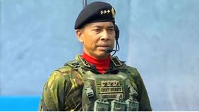 Letnan Jenderal TNI Lucky Avianto memegang kendali sebagai komandan upacara pada perayaan HUT Ke-81 yang digelar di Markas Besar TNI, Cilangkap, Jakarta Timur, Senin (5/10)