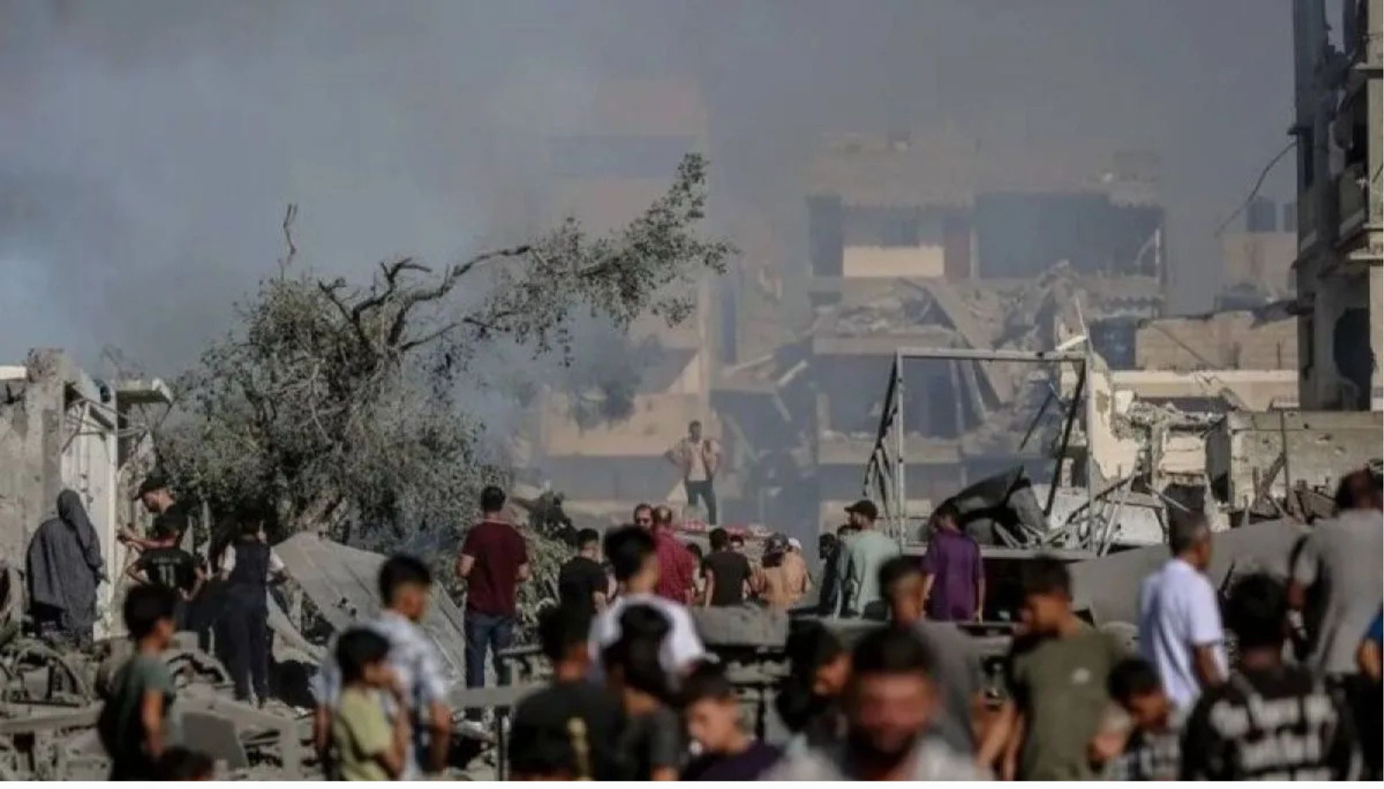 Ilustrasi - Warga Palestina berlarian saat asap membubung di tengah puing-puing dan kehancuran di Kawasan Industri Jalan Al-Sinaa, sebelah barat Kota Gaza, (12/7/2026). <b>(Antara)</b>