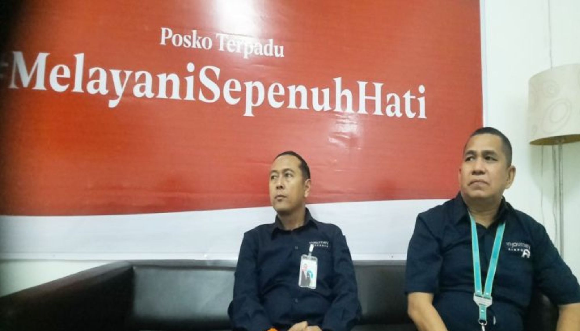 General Manager PT Angkasa Pura Indonesia (Persero) Kantor Cabang Bandara Internasional Syamsudin Noor Stephanus Millyas Wardana didampingi Stakeholder Relation Manager Bandara Internasional Syamsudin Noor Ahmad Zulfian Noor.  <b>(Antara)</b>
