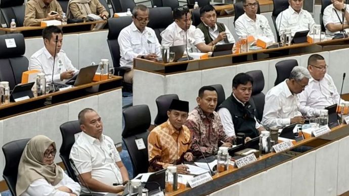 Menteri Kehutanan (Menhut) Raja Juli Antoni dalam Rapat Kerja bersama Komisi IV DPR RI di Kompleks Parlemen Senayan, Jakarta, Selasa (18/8/2026). 