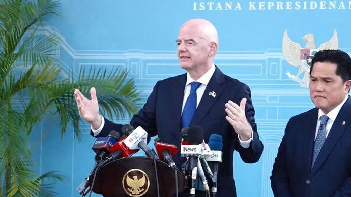 Presiden FIFA Gianni Infantino didampingi Menteri Pemuda dan Olahraga Erick Thohir memberikan keterangan pers usai melakukan pertemuan dengan Presiden Republik Indonesia Prabowo Subianto di Istana Negara, Jakarta, Senin (5/10/2026).