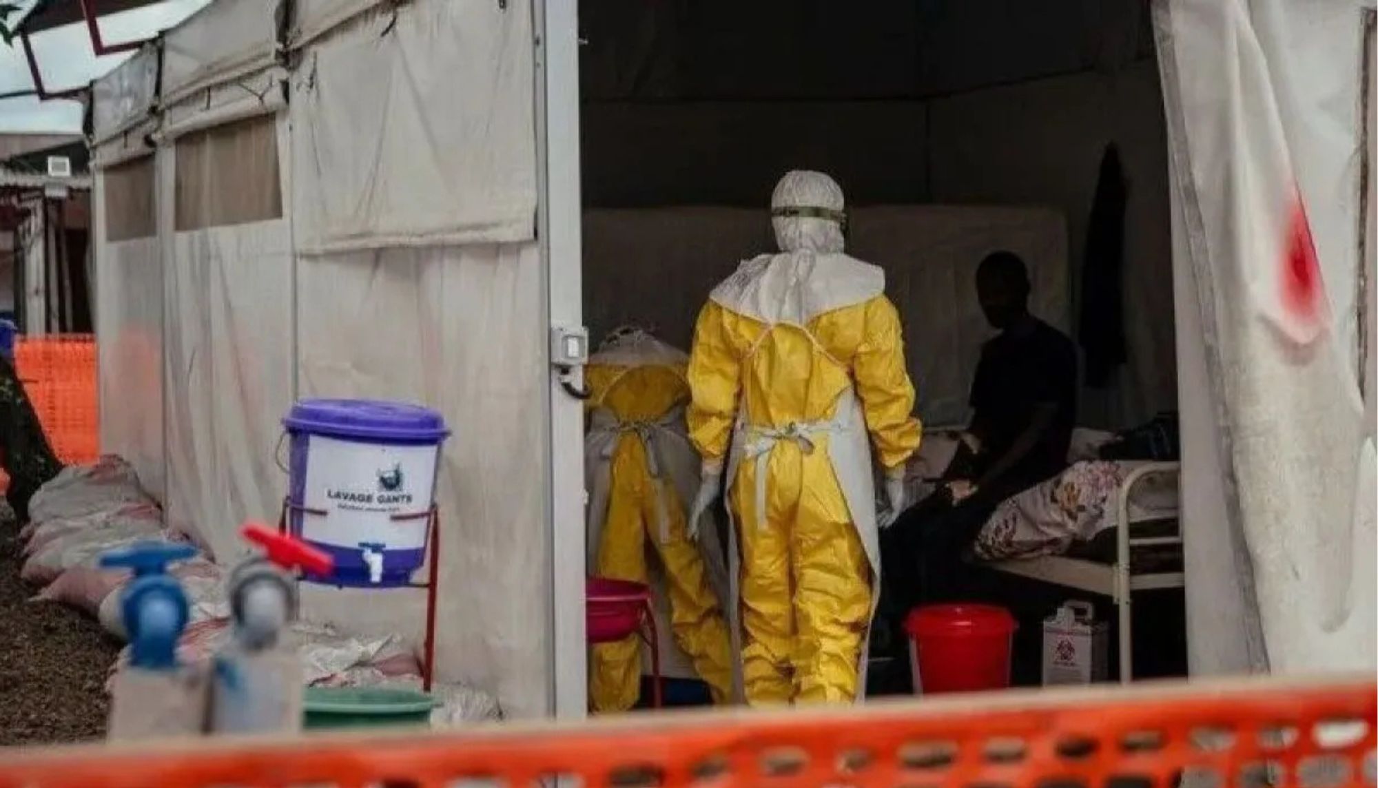 Arsip foto - Petugas medis mengenakan pakaian dan perlengkapan pelindung lengkap sebelum memeriksa pasien di Pusat Perawatan Ebola yang dikelola oleh Doctors Without Borders (MSF) di distrik Munigi, Goma, Republik Demokratik Kongo, pada 2 Juni 2026.  <b>(Antara)</b>