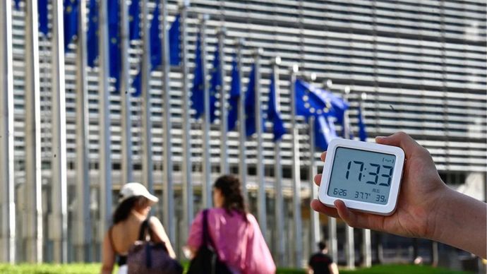 Ilustrasi - Sebuah termometer menunjukkan suhu mencapai 37 derajat Celsius di luar kantor pusat Uni Eropa di Brussels, Belgia, Jumat (26/6/2026).
