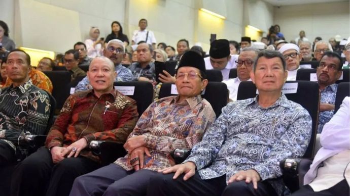 Ketua Dewan Pembina Forum Masyarakat Indonesia Emas (FORMAS) Hashim Djojohadikusumo (kanan) bersama Menteri Agama Nasaruddin Umar (tengah) dan Ketua Dewan Pakar FORMAS Serian Wijatno dalam pengukuhan 20 organisasi kemasyarakatan (ormas)di Jakarta, Jumat (7/8/2026).