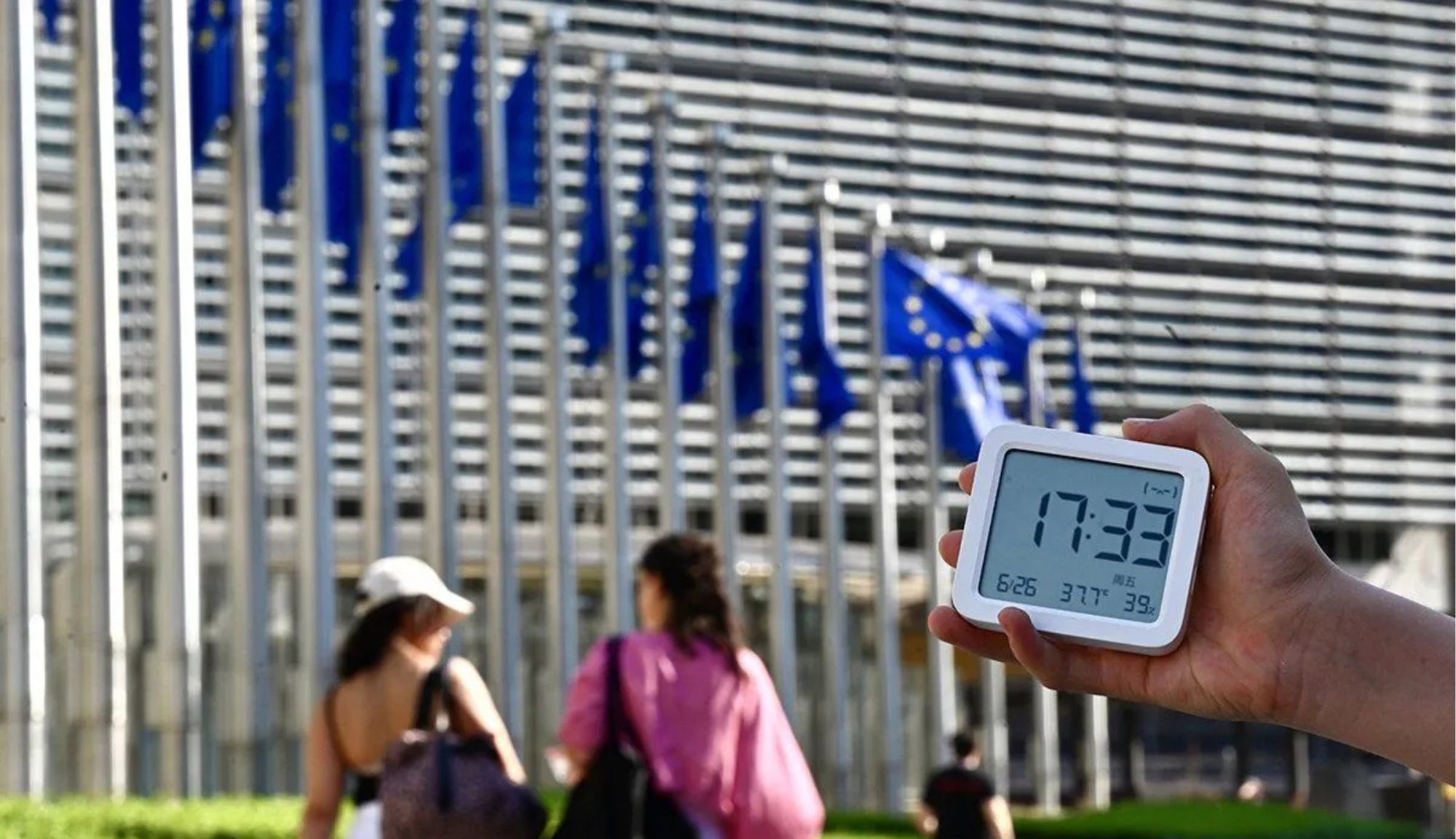 Ilustrasi - Sebuah termometer menunjukkan suhu mencapai 37 derajat Celsius di luar kantor pusat Uni Eropa di Brussels, Belgia, Jumat (26/6/2026). <b>(antara)</b>