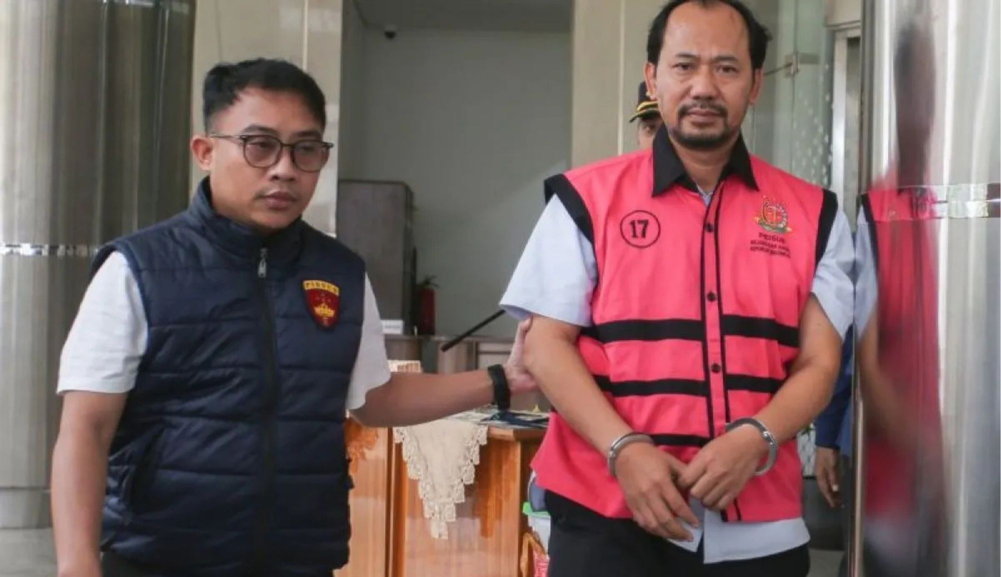 Penyidik mengawal Agung Winarno (kanan) saat menuju mobil tahanan di Gedung Bundar Jampidsus, Kejaksaan Agung, Jakarta, Kamis (16/4/2026). Kejaksaan Agung menetapkan Agung Winarno (AW) dari pihak swasta sebagai tersangka dalam kasus dugaan tindak pid <b>(Antara)</b>
