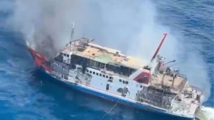 Foto tangkapan video dari Tim SAR KMP Putri Yasmin yang terbakar di perairan Selat Lombok, Nusa Tenggara Barat (NTB) pada Rabu (12/8/2026) dini hari.