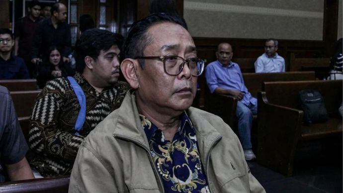 Terdakwa kasus dugaan suap terhadap putusan lepas perkara korupsi pemberian fasilitas ekspor minyak sawit mentah (CPO) Tian Bahtiar bersiap mengikuti sidang vonis di Pengadilan Tipikor, Jakarta, Selasa (3/3/2026). Majelis hakim memvonis bebas Tian Bahtiar dalam kasus korupsi tata kelola komoditas timah, korupsi impor gula di Kementerian RI, serta perkara korupsi pengurusan izin ekspor CPO