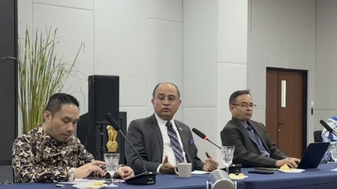 Duta Besar India untuk Indonesia Sandeep Chakravorty (tengah) menyampaikan sambutannya dalam agenda dialog terkait prospek kerja sama bilateral pascakunjungan Perdana Menteri India Narendra Modi ke Indonesia di Kedutaan Besar India di Jakarta, Rabu (19/8/2026). 