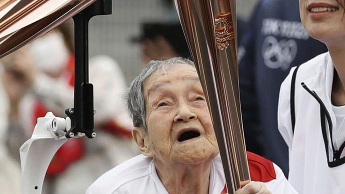 Arsip foto - Shigeko Kagawa memegang obor saat acara pawai obor untuk Olimpiade Tokyo di Yamatokooriyama, prefektur Nara, Jepang barat, Senin (12/4/2021).