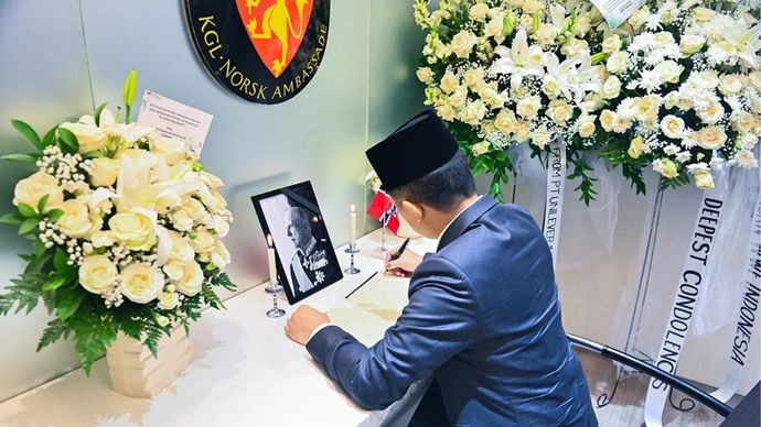 Menteri Luar Negeri Sugiono menuliskan pernyataan duka cita atas mangkatnya Raja Harald V saat berkunjung ke Kedutaan Besar Norwegia di Jakarta, Selasa (1/9/2026)