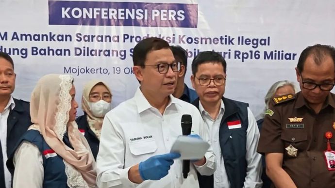 Kepala BPOM Taruna Ikrar saat temu media kosmetik ilegal di Kota Mojokerto, Senin (19/10/2026)