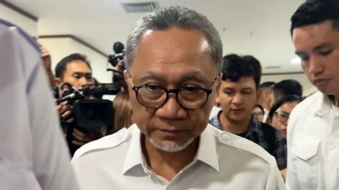 Menteri Koordinator Bidang Pangan Zulkifli Hasan (Zulhas) ditemui usai Rapat Koordinasi Terbatas (Rakortas) Pangan di Kementerian Koordinator Bidang Pangan, Jakarta, Senin (26/10/2026).