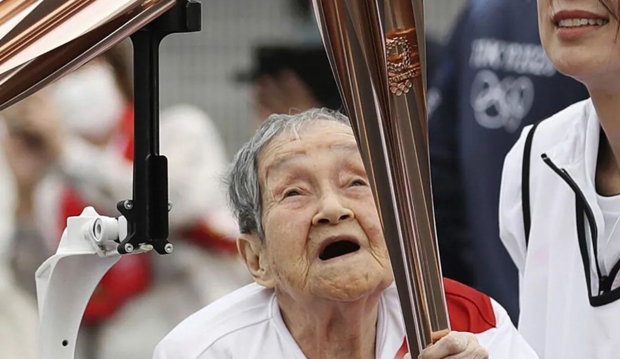 Arsip foto - Shigeko Kagawa memegang obor saat acara pawai obor untuk Olimpiade Tokyo di Yamatokooriyama, prefektur Nara, Jepang barat, Senin (12/4/2021). <b>(Antara)</b>